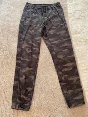 Athleta Farallon Camo Joggers - size 2, XS